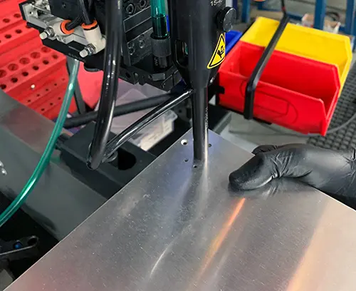 L'insert est ensuite emboîté dans le panneau par la machine.