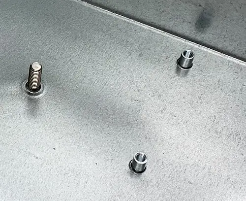Monté sur panneau: goujons de fixation à tête affleurante M4 (x1) + Pilier de fixation avec extrémité fermée M3 (x2).